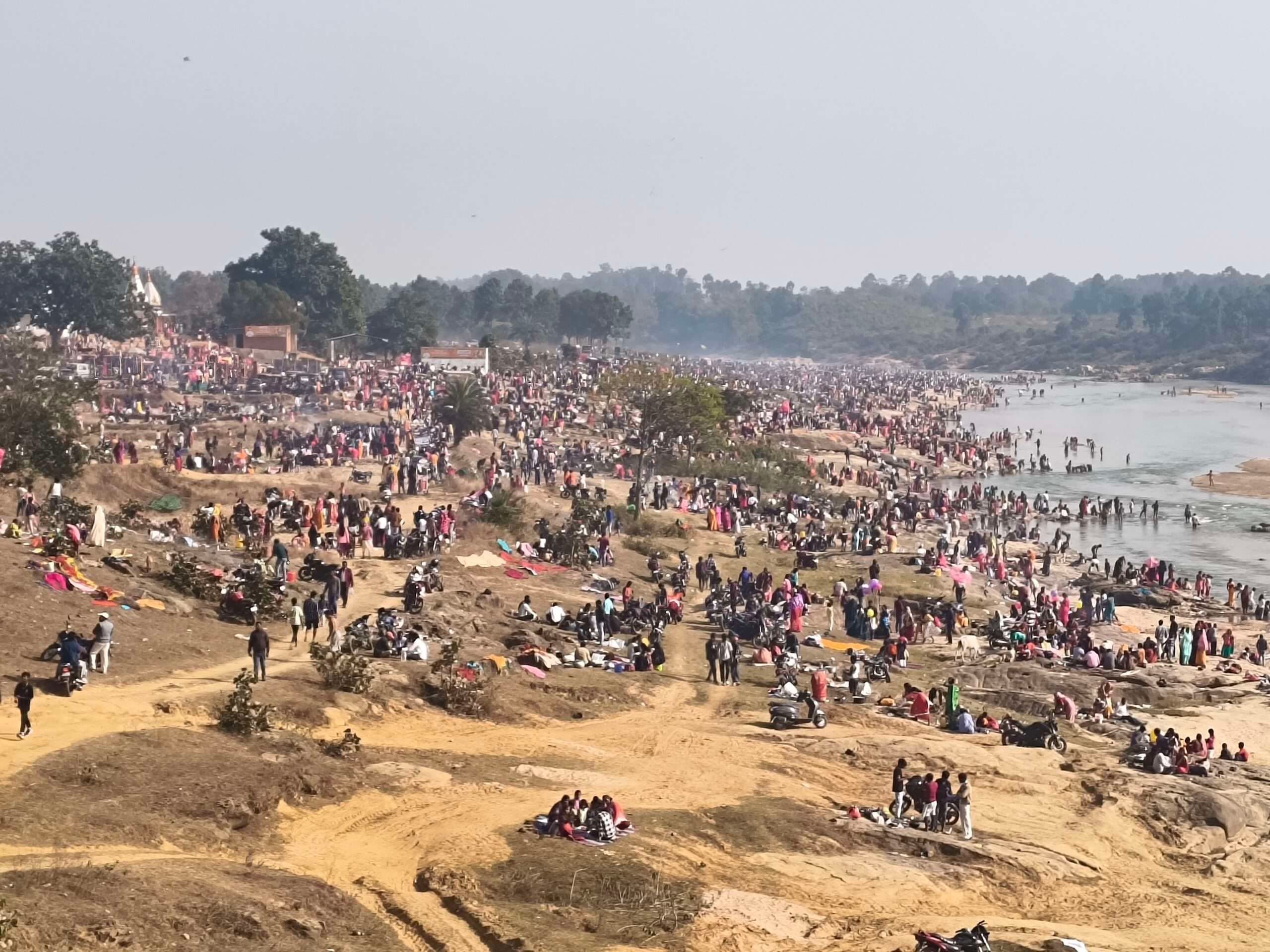 Giridih News :मधुबन व चंपानगर मेले में उमड़ी लोगों की भीड़