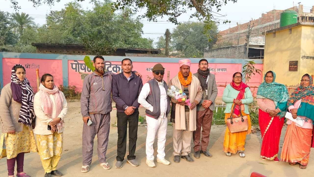 स्थानांतरण पर शिक्षक को दी गयी विदाई