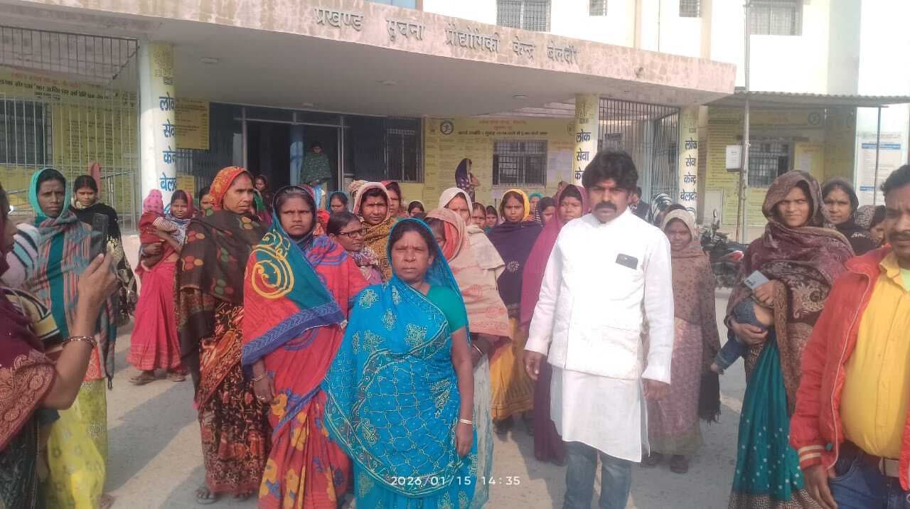 नपं के पर्चा से वंचित महादलितों ने अंचल कार्यालय पहुंचकर लगाई गुहार