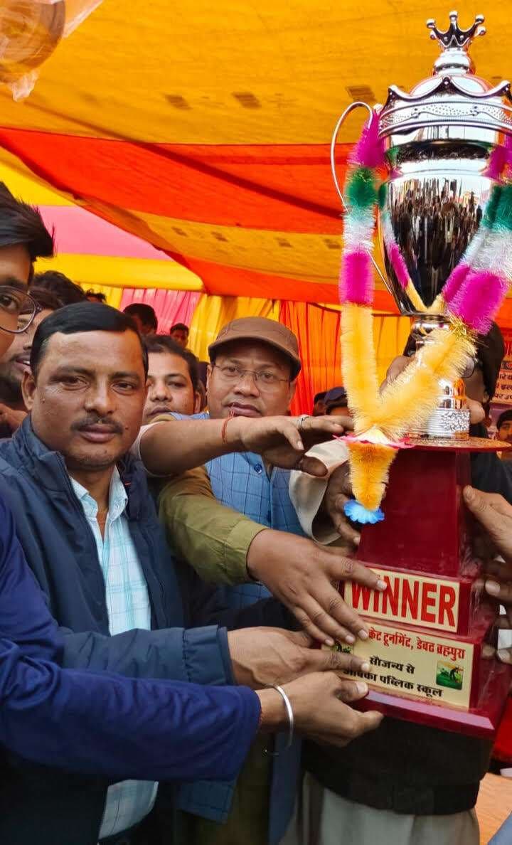 Madhubani News : डेवढ़ में नव दुर्गा क्रिकेट टूर्नामेंट का हुआ समापन, अमौजा चैंपियन