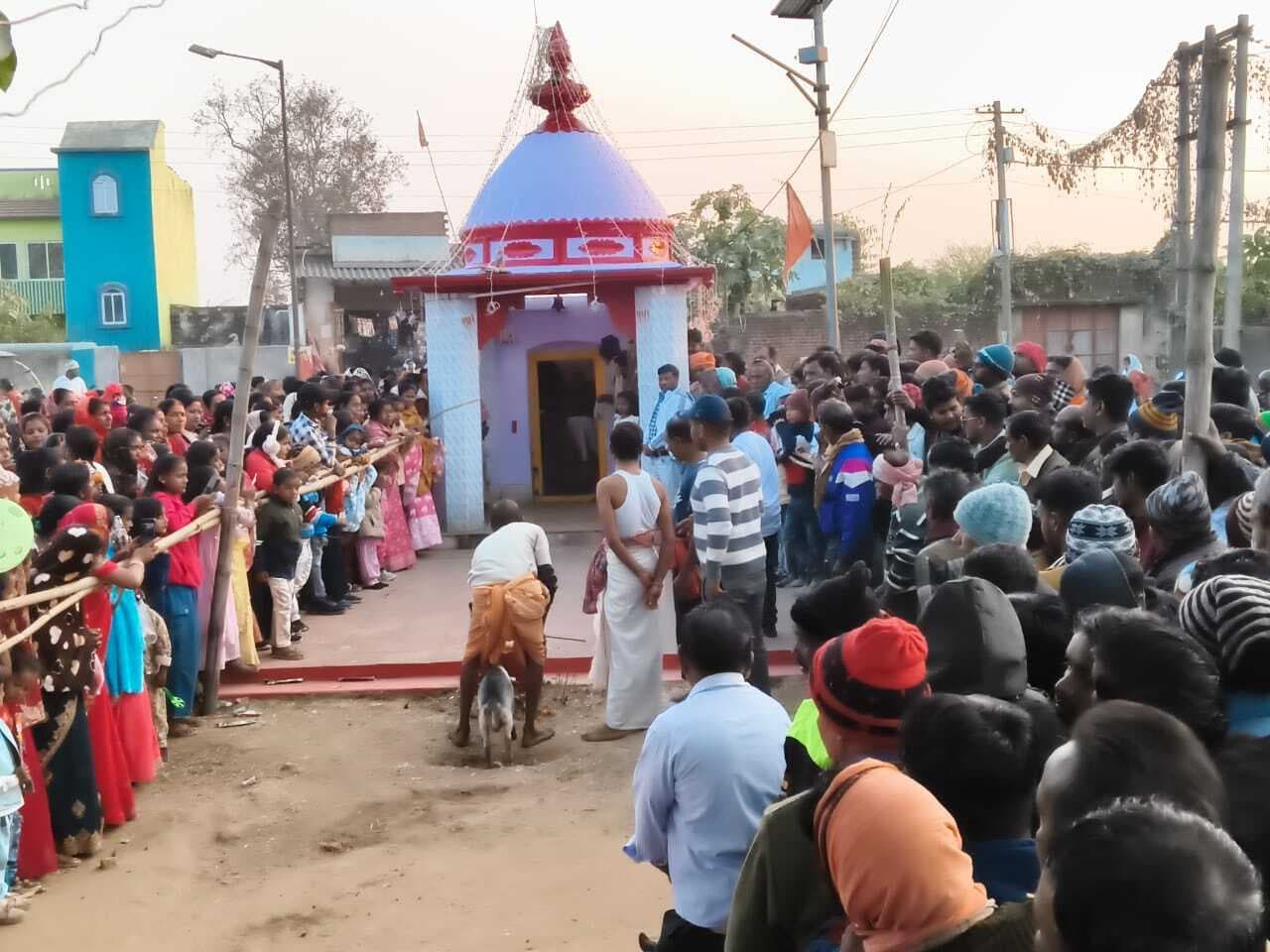 Deoghar news : गड़वे बाबा की वार्षिक पूजा में उमड़ी भीड़, भक्तों ने भोग लगाया