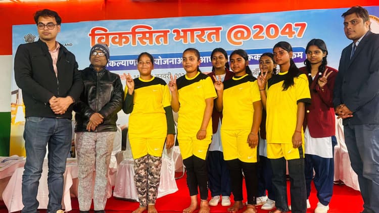 विकसित भारत 2047 पर चित्र प्रदर्शनी देख जागरूक हुए लोग