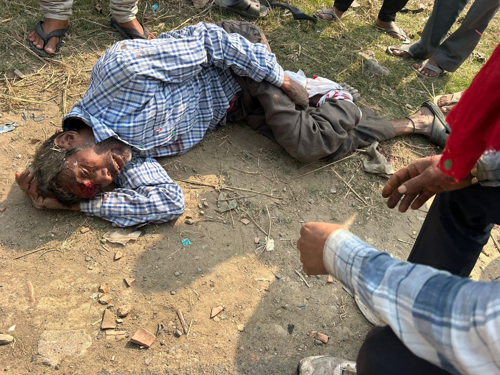 सड़क पार करने के दौरान बाइक की ठोकर से अधेड़ जख्मी