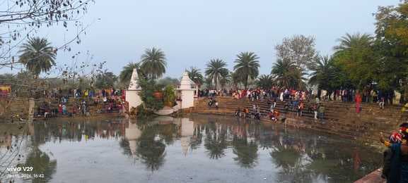 नवडीहा पंचायत के निर्झर कुंड में श्रद्धालुओं ने लगायी डुबकी