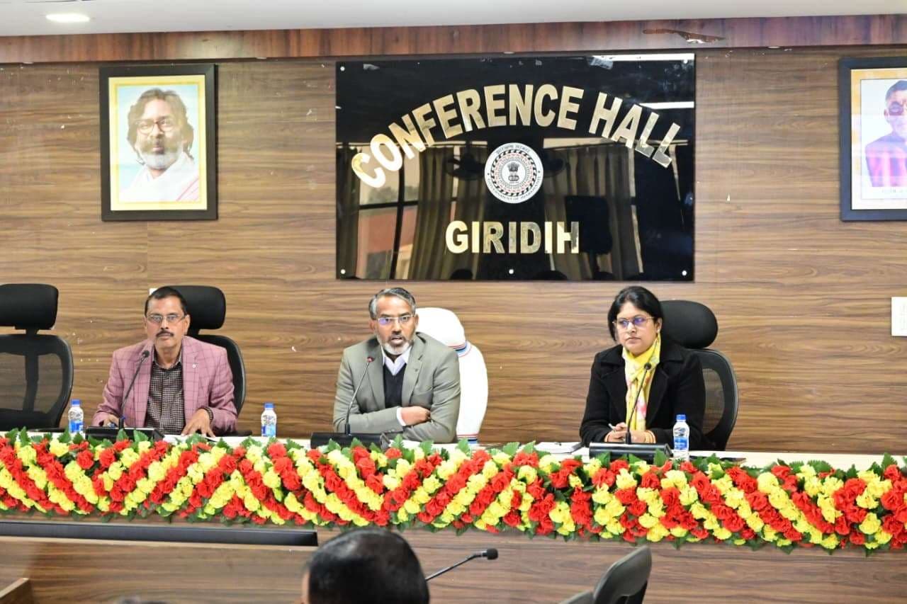 Giridih News :अधिकारी अपनी जिम्मेदारी समझें और कार्य करें : डीसी