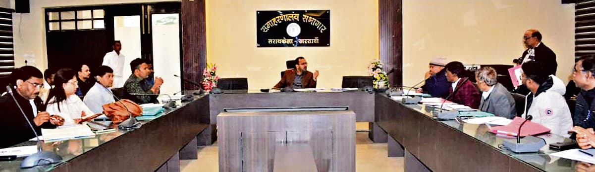 Seraikela Kharsawan News : खराब उपकरण दुरुस्त करायें, बेहतर स्वास्थ्य सेवा दें : डीसी