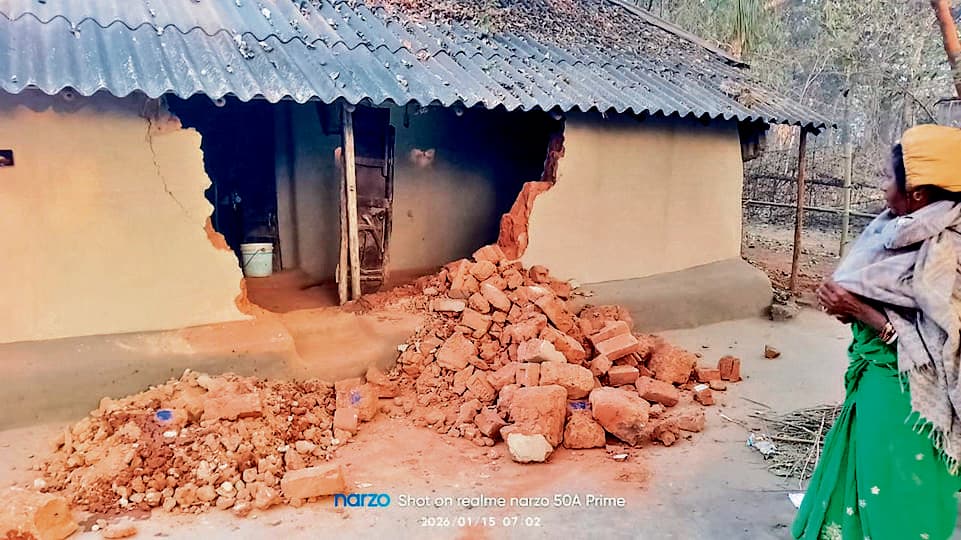 East Singhbhum News : हाथी ने लैंपस का दरवाजा किया क्षतिग्रस्त, ग्रामीण का घर तोड़ा
