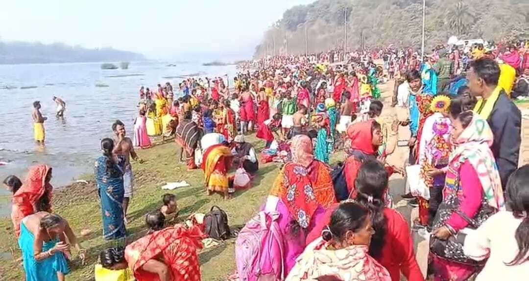 Dhanbad News: मकर संक्रांति : दामोदर नदी में सैकड़ों लोगों ने किया पुण्य स्नान