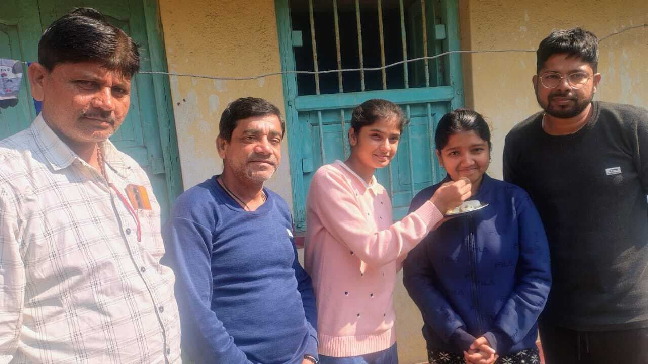 Dhanbad News: खुशी ने घर से की तैयारी, बैंक पीओ में पायी सफलता