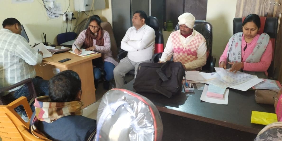 ग्राम कचहरी का किया निरीक्षण, कई कर्मी मिले गायब