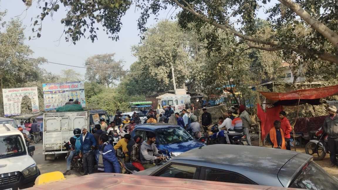 कुदरा-परसथुआ सड़क पर केवढ़ी पुल के पास लगा भीषण जाम
