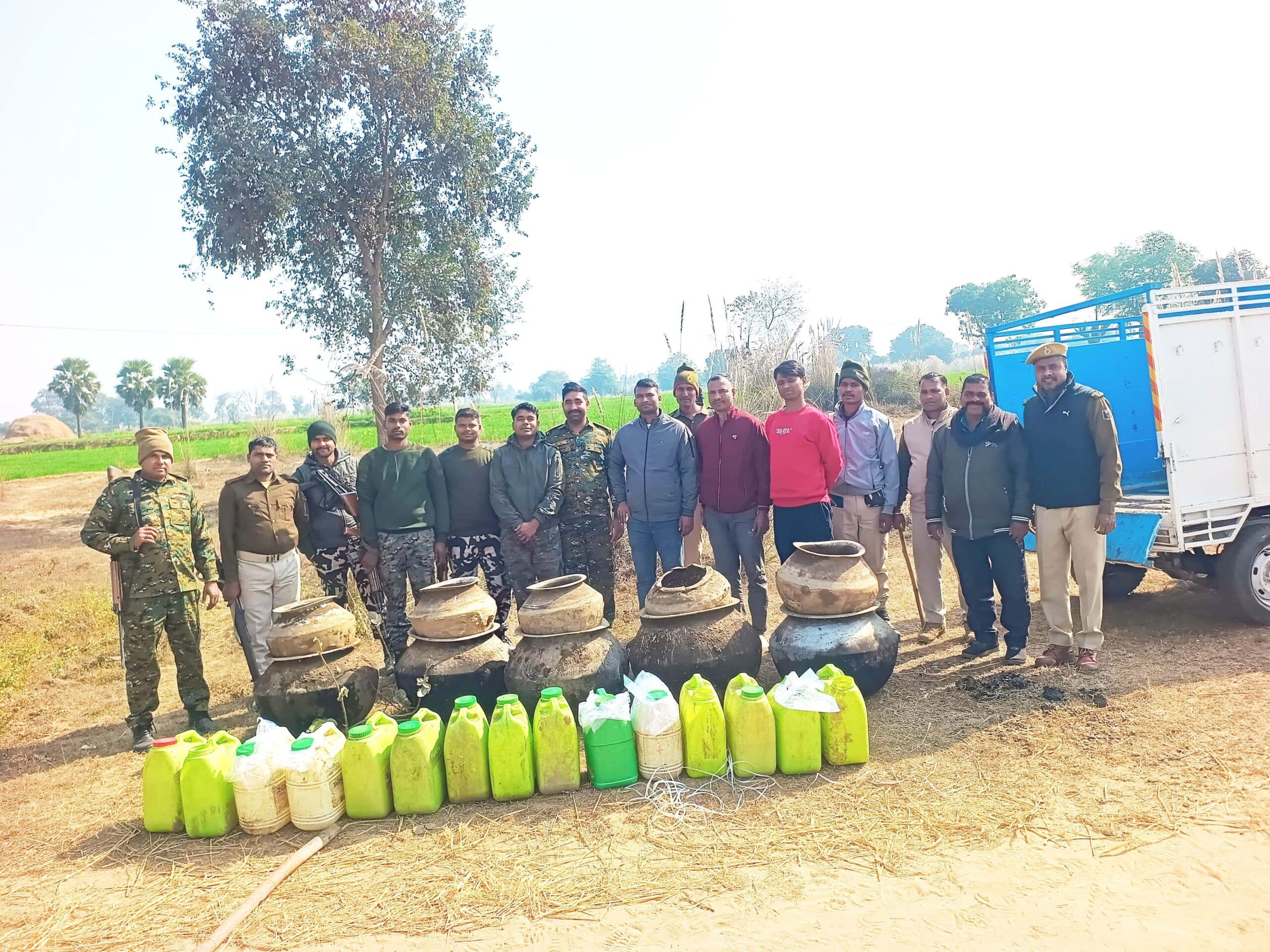 सुलगती भट्ठी पर पुलिस की रेड, भागने लगे धंधेबाज