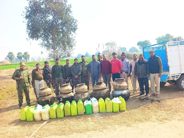 सुलगती भट्ठी पर पुलिस की रेड, भागने लगे धंधेबाज