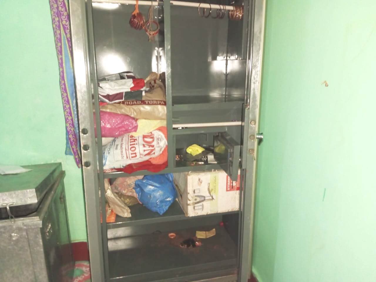 बंद घर को चोरों ने बनाया निशाना, लाखों रुपये के जेवर  व कैश की चोरी