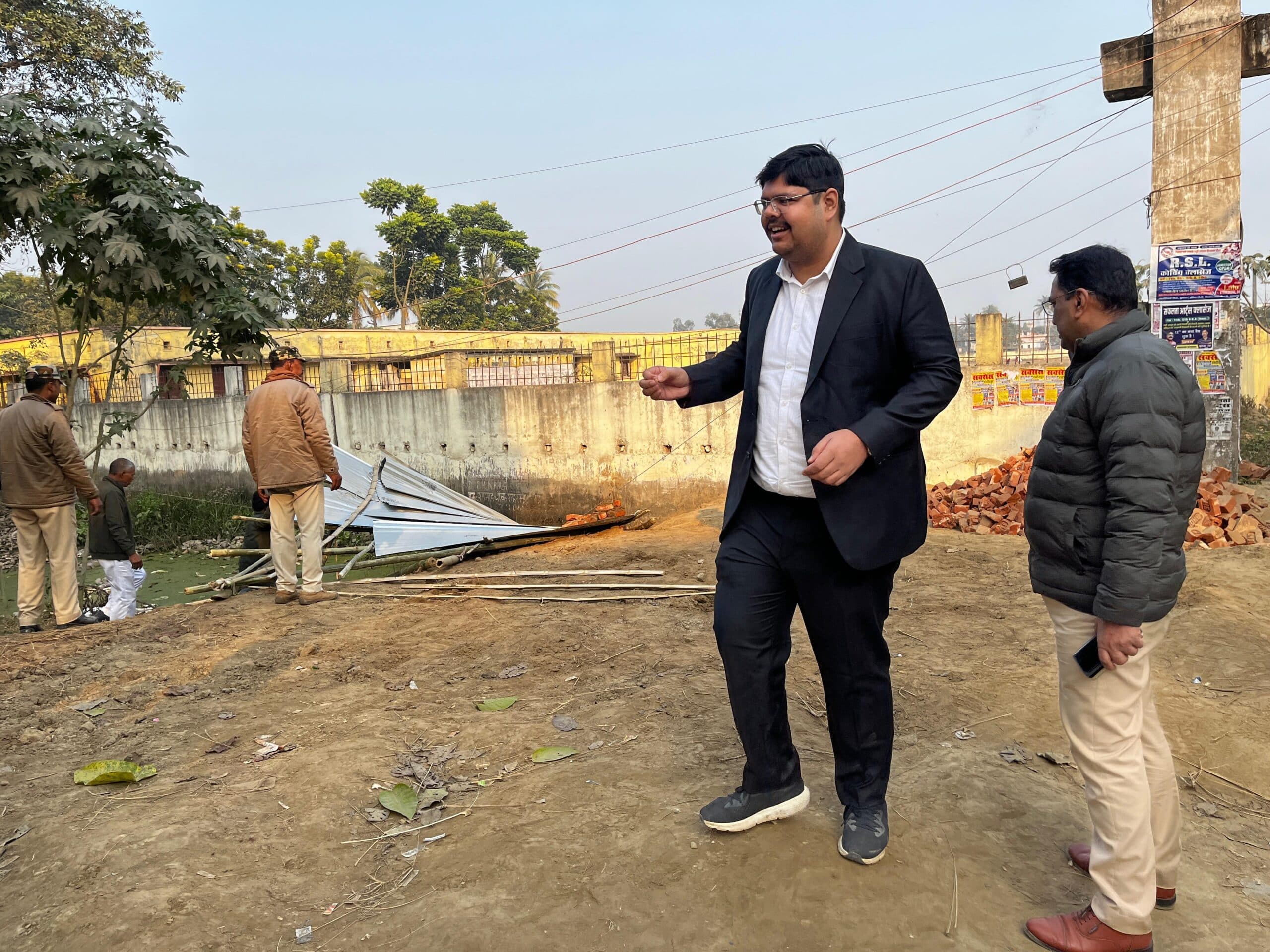 सरकारी जमीन पर हो रहे अतिक्रमण को सदर एसडीओ ने कराया ध्वस्त