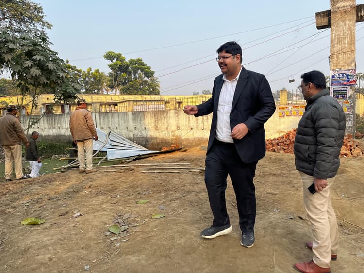 सरकारी जमीन पर हो रहे अतिक्रमण को सदर एसडीओ ने कराया ध्वस्त