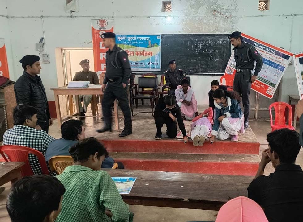 सर्पदंश व अगलगी से बचाव के लिए छात्रों को किया जागरूक