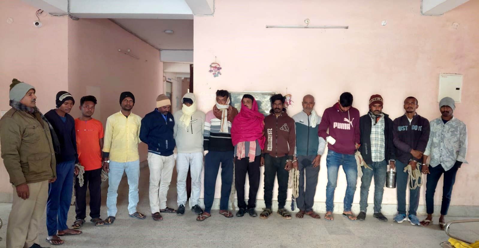 10 लीटर देसी शराब व बाइक के साथ तस्कर गिरफ्तार