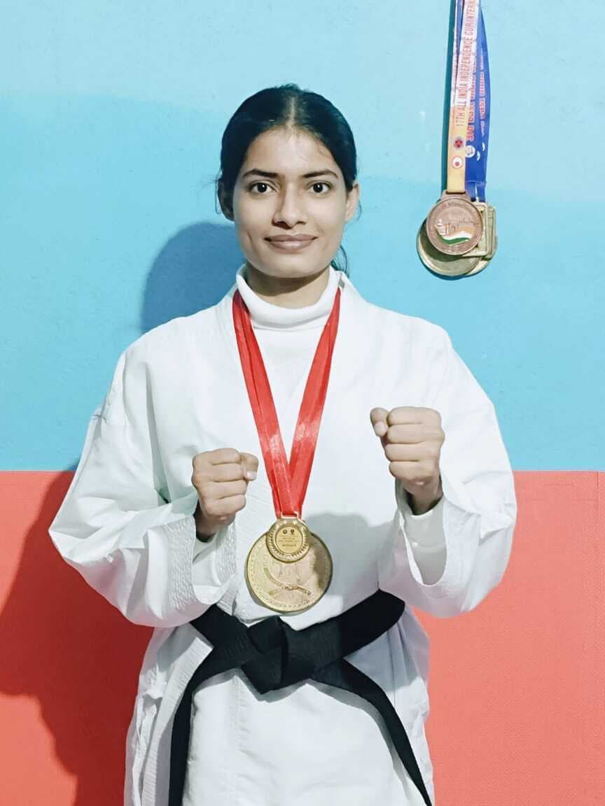 राज्यस्तरीय सीनियर व अंडर-21 कराटे में रूपाली ने जीता दो स्वर्ण पदक