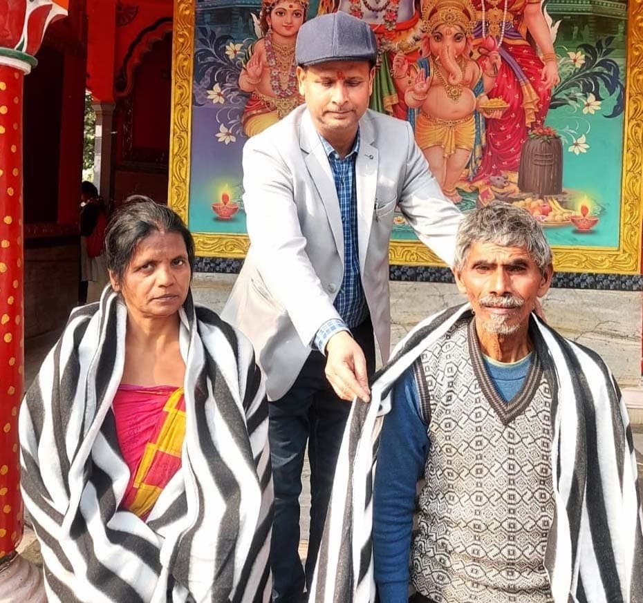 जरूरतमंद लोगों के बीच बांटे गये ऊनी कपड़े