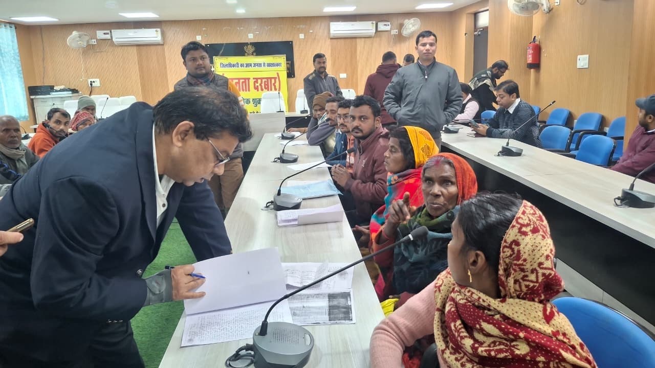 जनता दरबार में 52 आवेदनों की सुनवाई, त्वरित कार्रवाई के निर्देश