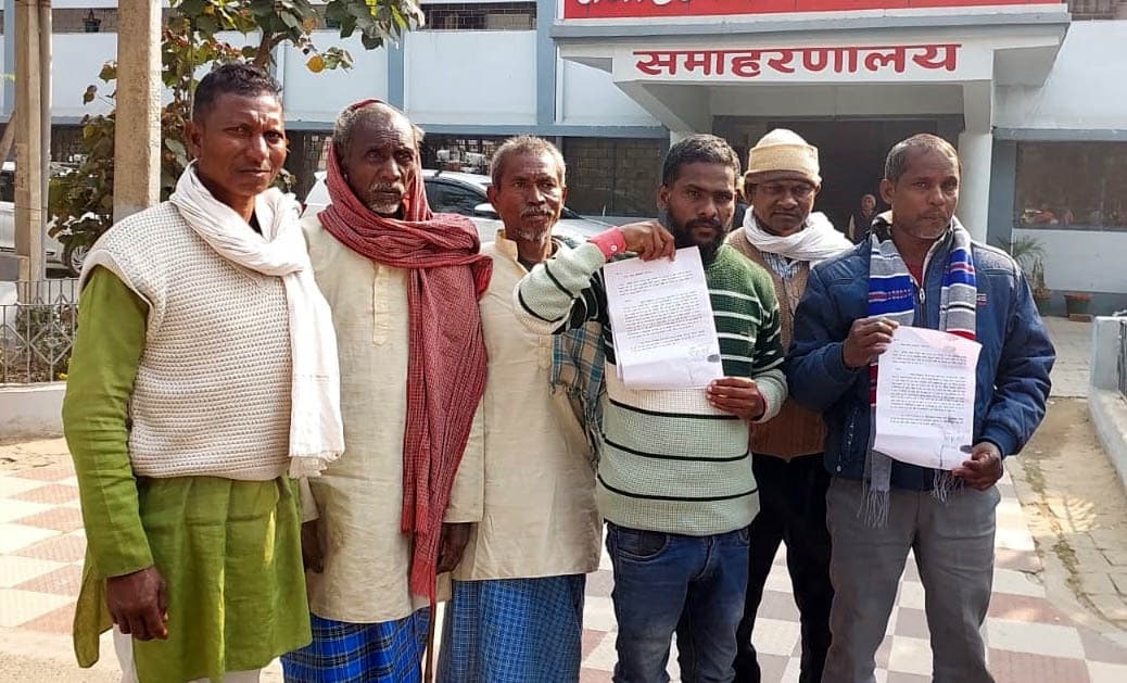 जमीन से बेदखली करने को लेकर डीएम से की शिकायत