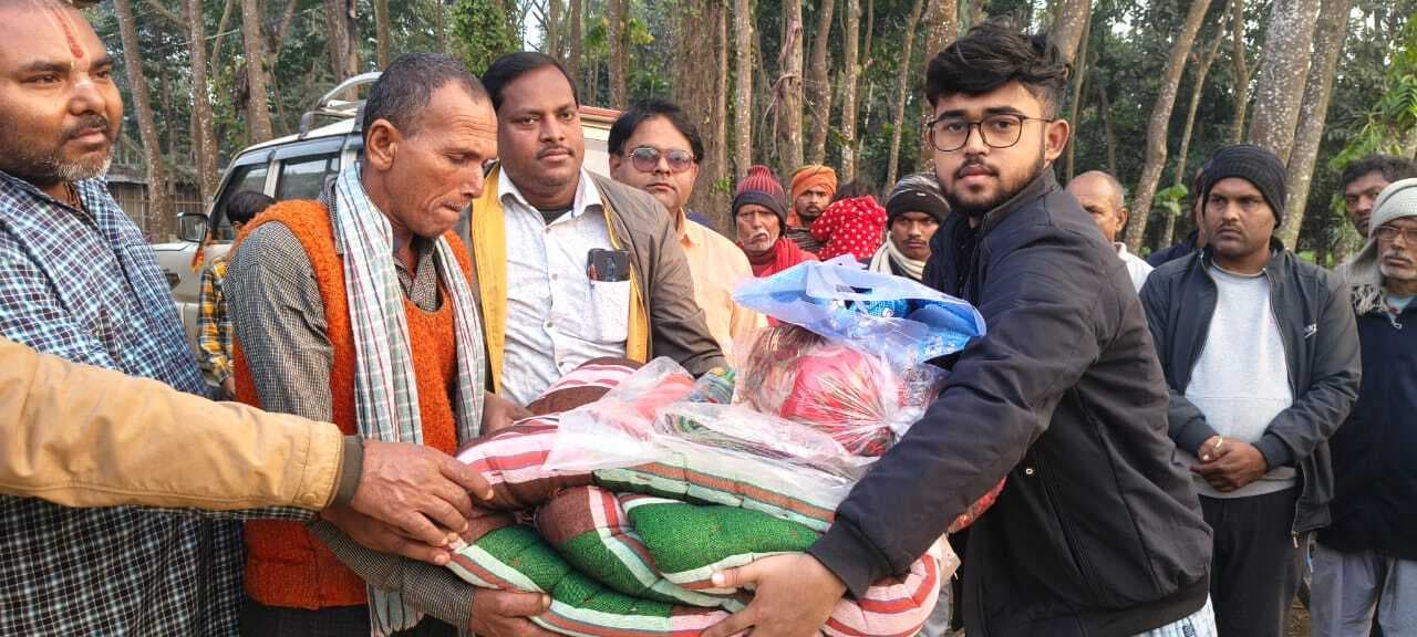 युवा संघ सिमराही ने अग्नि पीड़ितों के बीच राहत सामग्री का किया वितरण