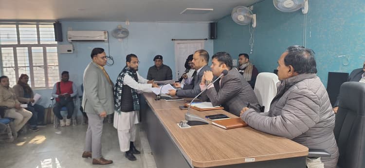 जिलाधिकारी के जनता दरबार में 100 से अधिक मामलों की हुई सुनवाई