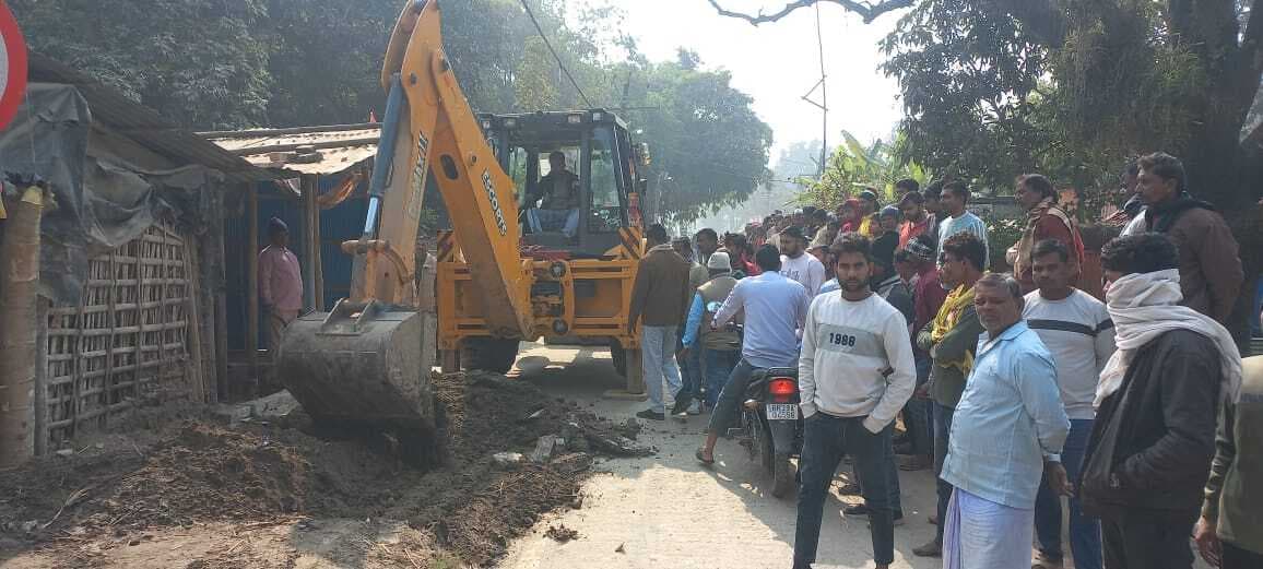 अमदाबाद में अतिक्रमणकारियों के विरूद्ध हुई कार्रवाई
