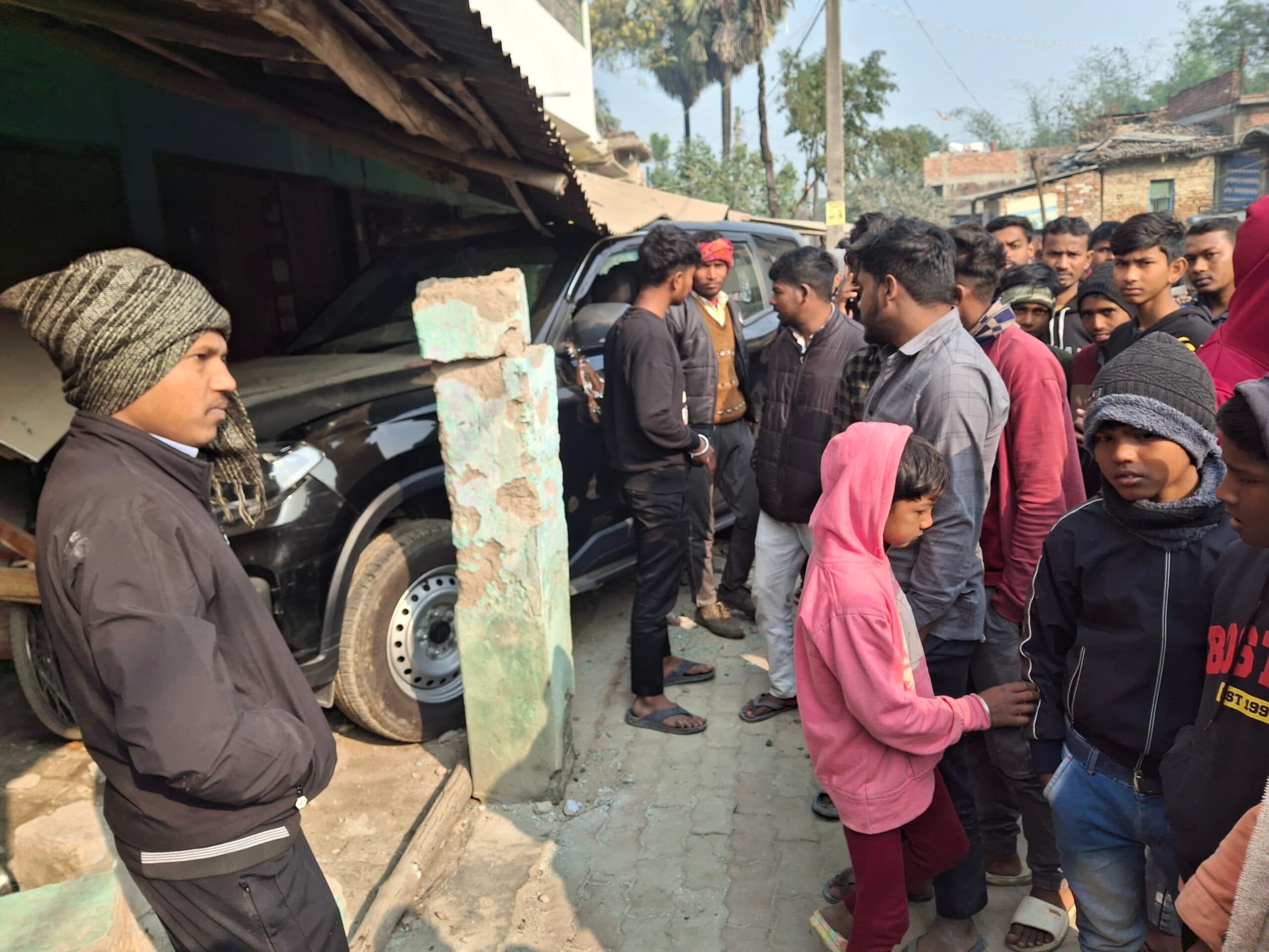 Samastipur News:अनियंत्रित स्कॉर्पियो दुकान में घुसा, आधा दर्जन लोग जख्मी