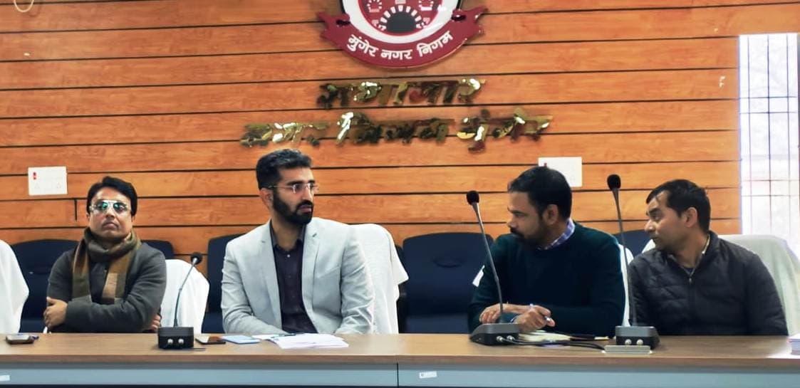 अधिकारी व कर्मी के साथ नये नगर आयुक्त ने की बैठक, शहर में चल रही योजनाओं की ली जानकारी