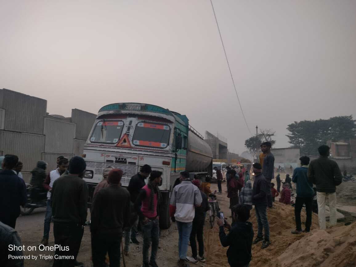 एनएच-107 पर पर टैंकर व बाइक में हुई टक्कर, बाइक सवार रेफर