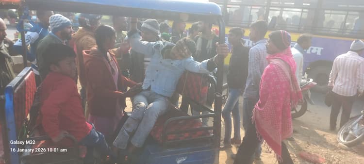 पिकअप के धक्के से बाइक सवार चार व्यक्ति गिरकर जख्मी