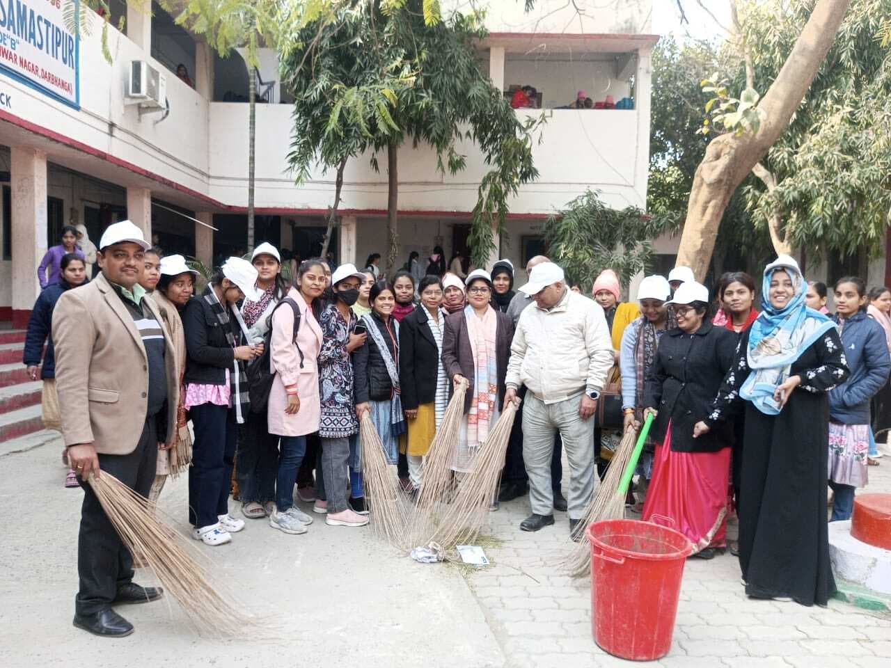 Samastipur News:छात्राओं ने श्रम दान कर कॉलेज परिसर में चलाया स्वच्छता अभियान