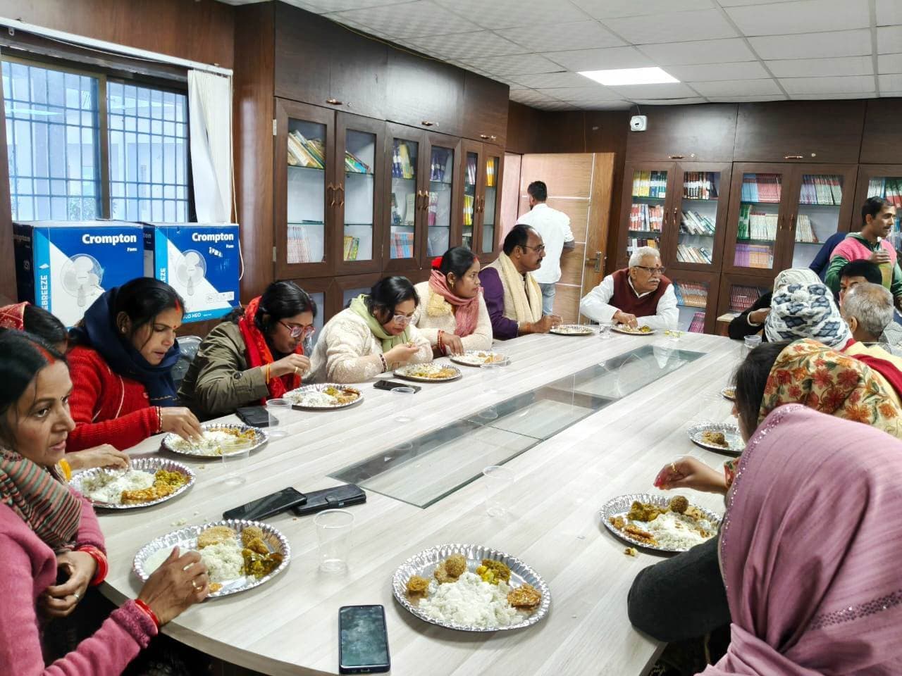 जनता महाविद्यालय लभरी परसावां में दही-चूड़ा भोज का किया गया आयोजन