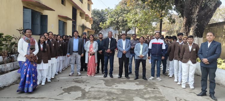 10वीं के छात्र-छात्राओं को दी गयी विदाई