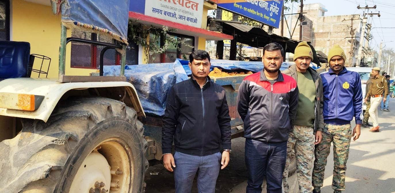 प्रतिबंधित वन क्षेत्र से लाल मिट्टी ढुलाई करते ट्रैक्टर को खनन विभाग ने किया जब्त