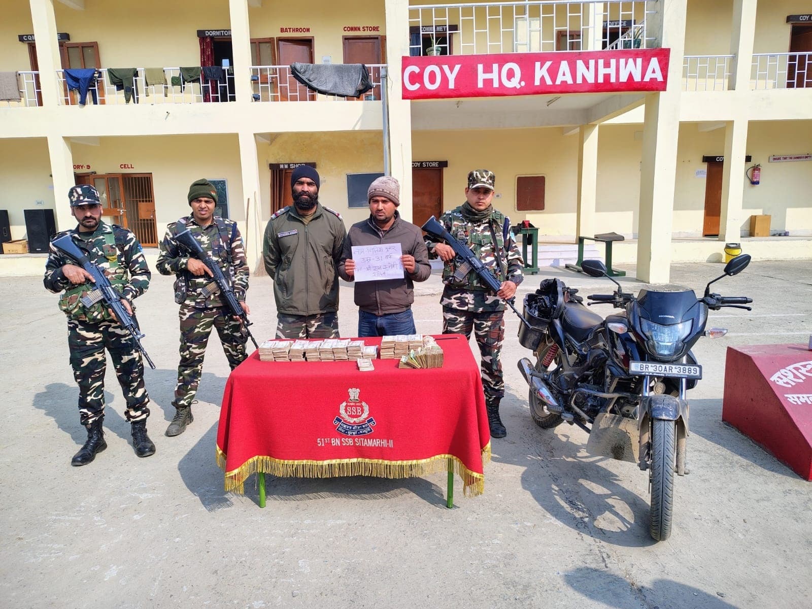 बेला में 49 लाख नेपाली करेंसी के साथ एसएसबी के हत्थे चढ़ा युवक