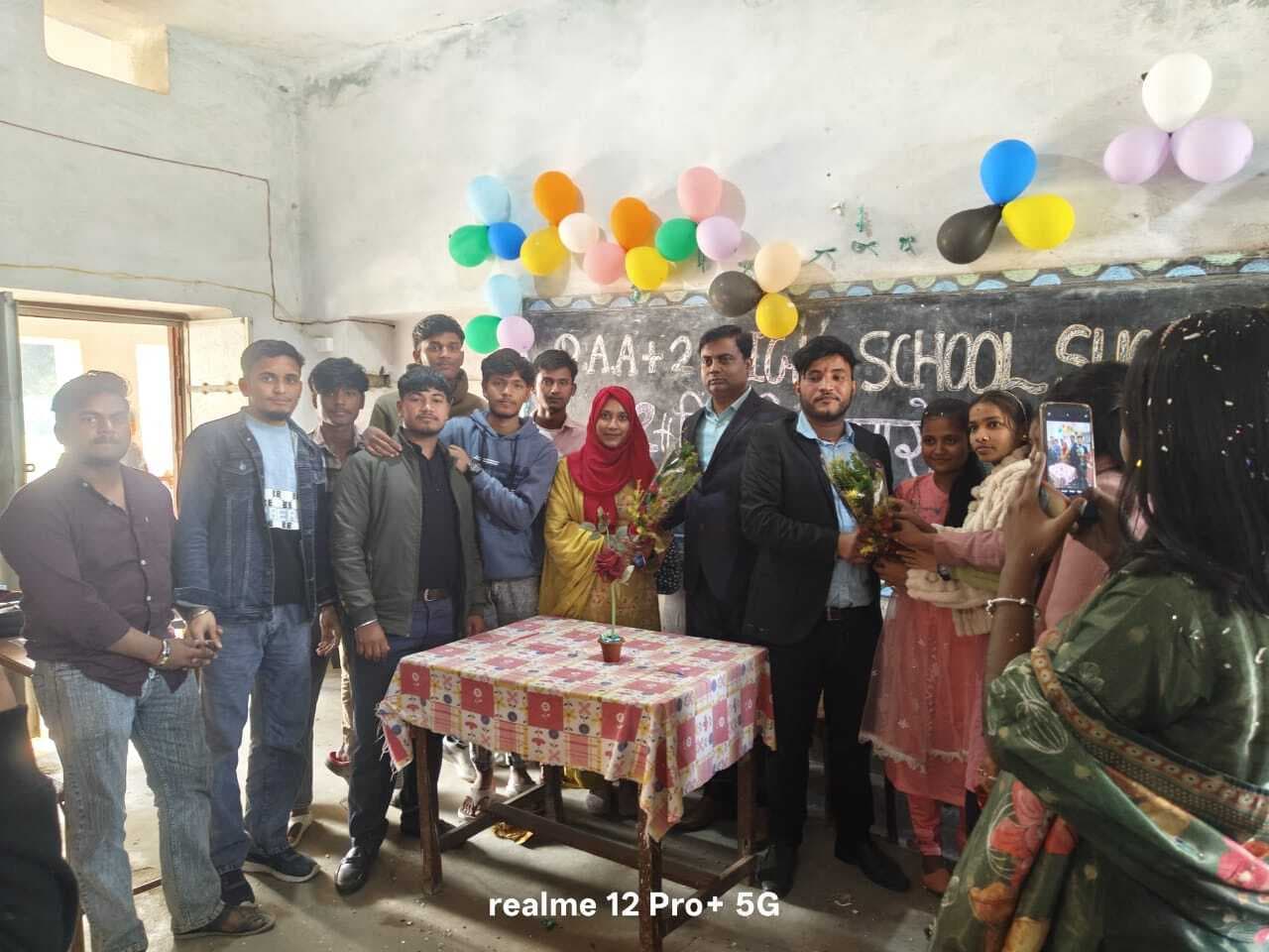 शंभुगंज में द्वारिका अमृत अशर्फी उच्च विद्यालय में 12वीं के विद्यार्थियों को दी विदाई