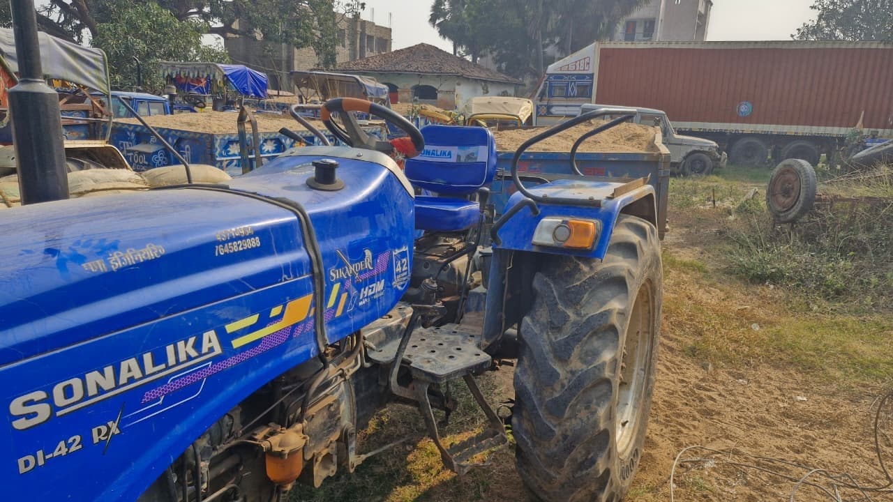 अवैध बालू लोड दो ट्रैक्टर जब्त