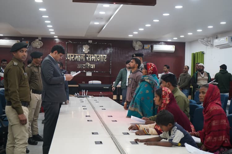 जनता दरबार में डीएम ने सुनी लोगों की फरियाद