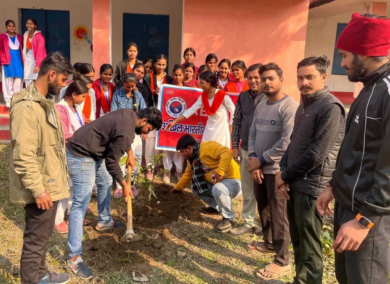 अभाविप ने विद्यालय में किया पौधरोपण