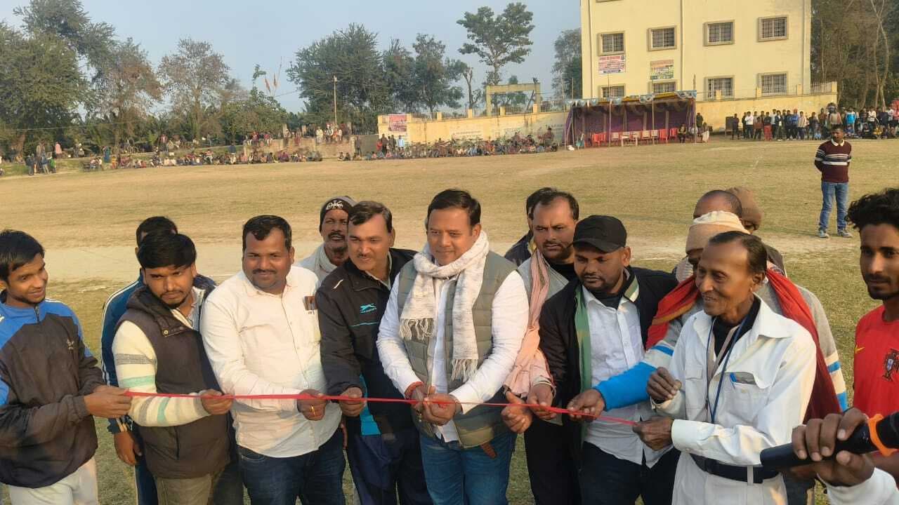 कोलवारा में फुटबॉल टूर्नामेंट का हुआ आयोजन, चेयरमैन प्रतिनिधि ने फीता काट किया उद्घाटन