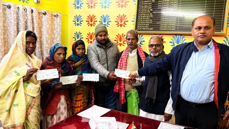 आपदा राहत कोष से छह परिवारों को दिया गया चार-चार लाख का चेक