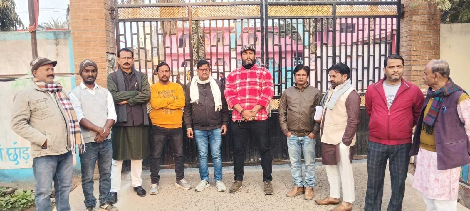 Darbhanga News : वृद्धा आश्रम में भ्रष्टाचार का आरोप लगा निगम कार्यालय में जड़ा ताला