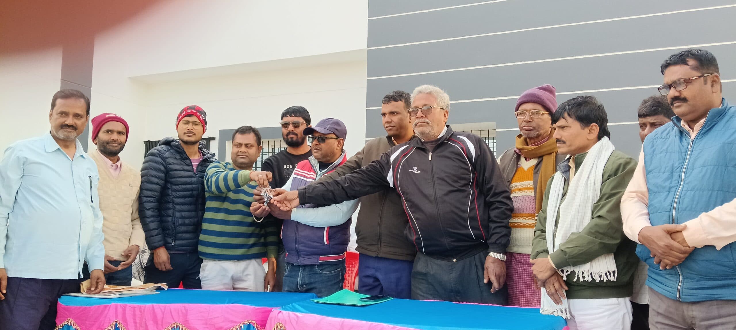 Madhubani News : जेइ ने नव निर्मित पंचायत सरकार भवन का बीपीआरओ व मुखिया को सौंपी चाभी