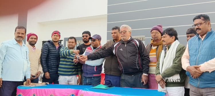 Madhubani News : जेइ ने नव निर्मित पंचायत सरकार भवन का बीपीआरओ व मुखिया को सौंपी चाभी