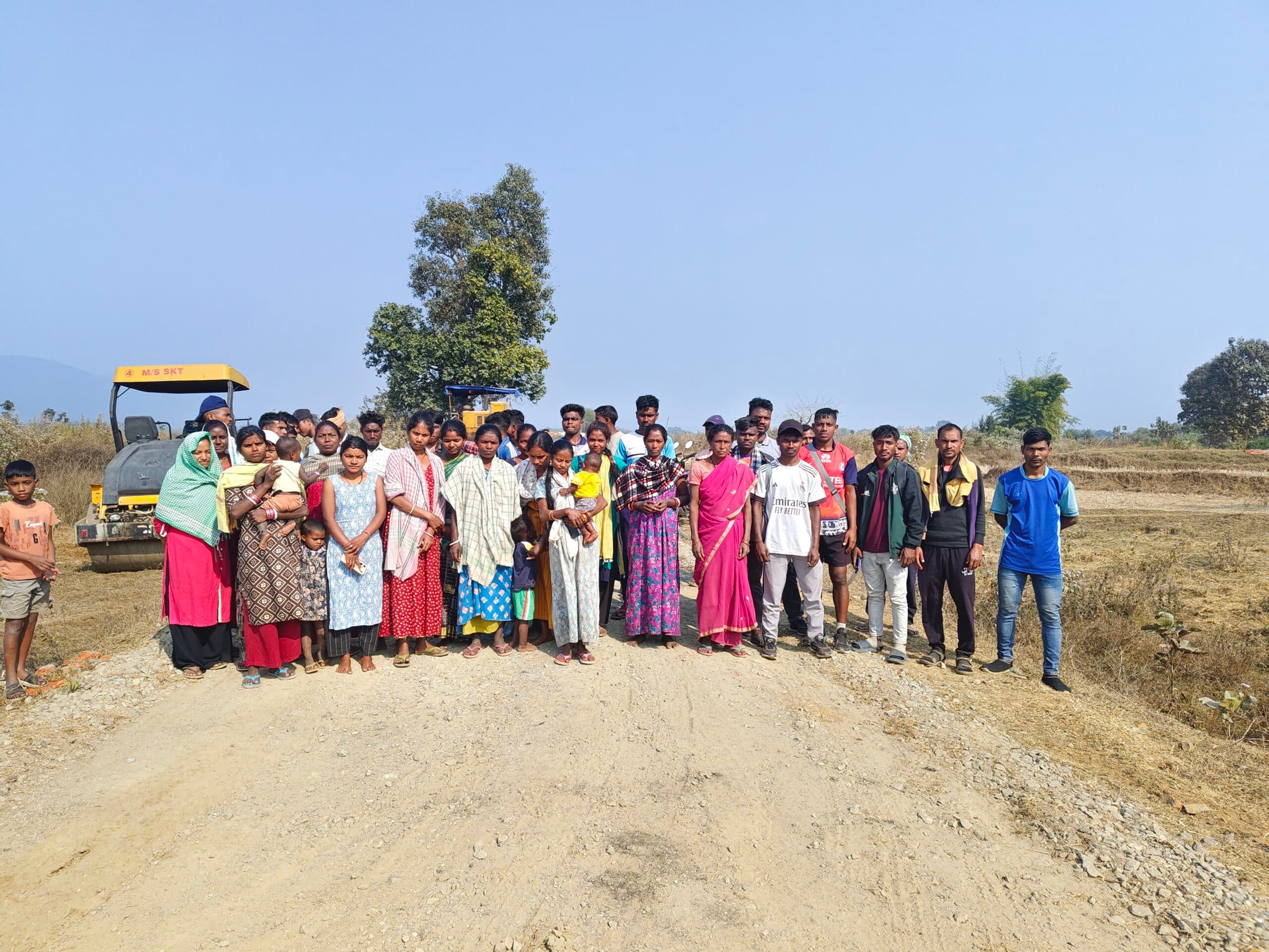 Seraikela Kharsawan News : कुचाई-खेजुरदा सड़क निर्माण में गड़बड़ी का आरोप, ग्रामीणों ने काम बंद कराया