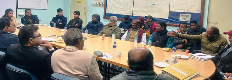 East Singhbhum News : वार्ता विफल, नरवा माइंस के दोनों गेट जाम किया