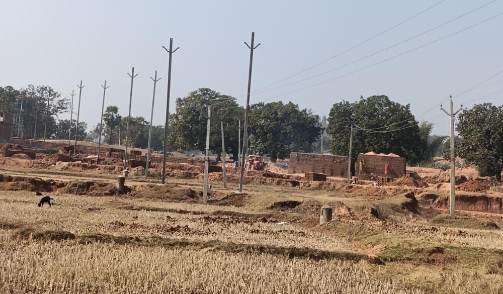 खेतों में जबरन पोल गाड़े जाने का रैयतों ने किया विरोध